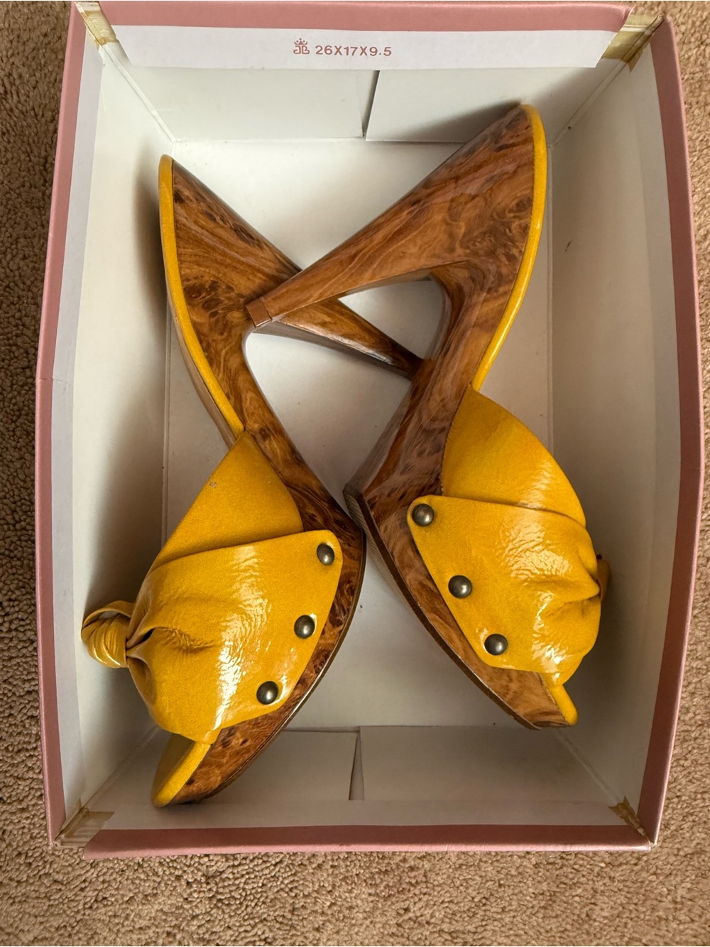Yellow/ wood like feels (7.5)
